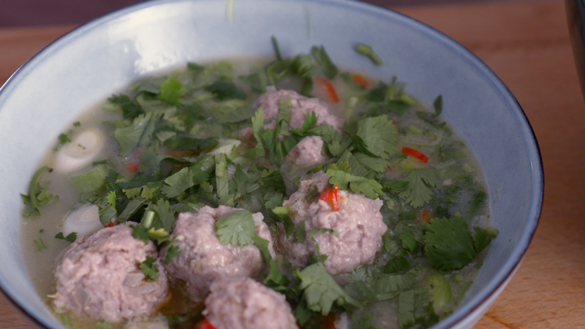 Kål & kød - Varm, skøn asiatisk suppe med kødboller, 13 min.