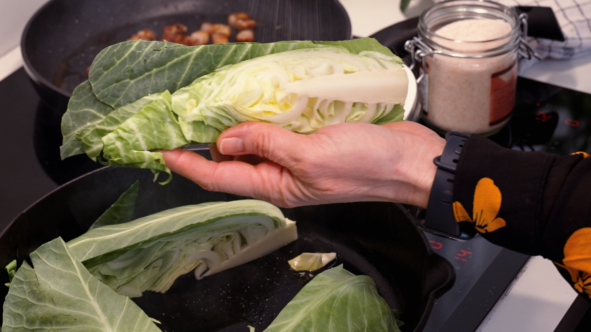 Den stegte kål - Kammas stegte spidskål med æble, bacon og karry, 11 min.